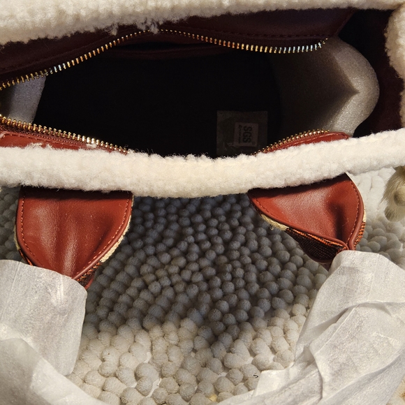 NWOT Red and Cream Tote Bag with strap and purse charm - Picture 11 of 11